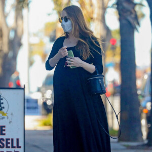 Exclusif - Emma Stone, enceinte, à la sortie d'un cabinet médical à Los Angeles, le 19 février 2021.