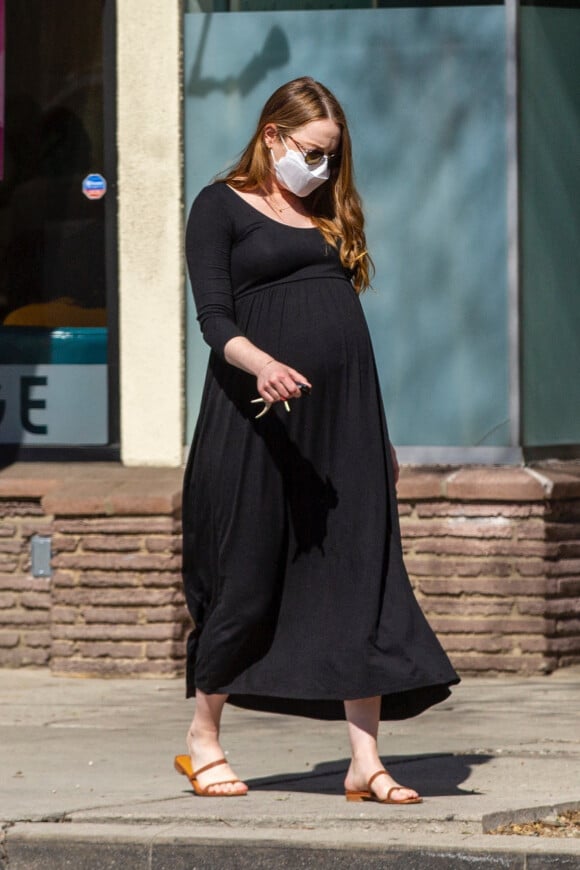 Exclusif - Emma Stone, enceinte, à la sortie d'un cabinet médical à Los Angeles, le 19 février 2021.