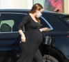 Exclusif - Emma Stone, enceinte, à la sortie d'un cabinet médical à Los Angeles, le 19 février 2021.