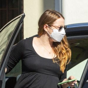 Exclusif - Emma Stone, enceinte, à la sortie d'un cabinet médical à Los Angeles