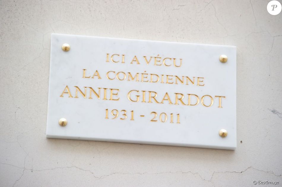 Muriel Robin, Lola Vogel et Renato, petits-enfants d'Annie Girardot, et Bertrand Delanoe, Maire de Paris, ont rendu un hommage public à Annie Girardot via l'apposition d'une plaque commémorative au 4 rue du Foin dans le 3e arrondissement de Paris, son dernier domicile. Le 8 mars 2013.