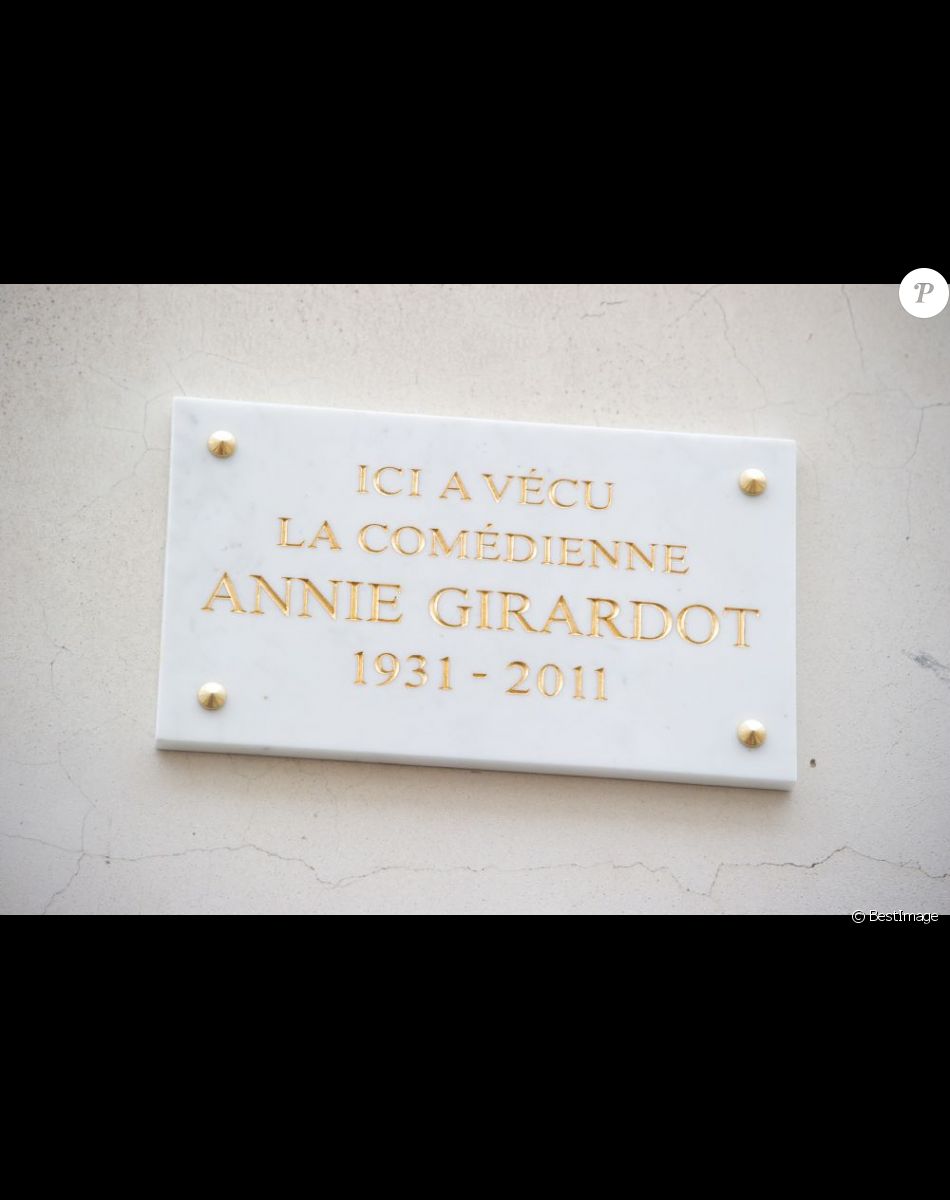 Muriel Robin, Lola Vogel et Renato, petits-enfants d'Annie Girardot, et Bertrand Delanoe, Maire de Paris, ont rendu un hommage public à Annie Girardot via l'apposition d'une plaque commémorative au 4 rue du Foin dans le 3e arrondissement de Paris, son dernier domicile. Le 8 mars 2013.