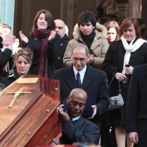 Lola et Renato, petits-enfants d'Annie, Giulia sa fille, quittant l'église Saint-Roch à Paris où se sont déroulées les obsèques d'Annie Girardot le 4 mars 2011