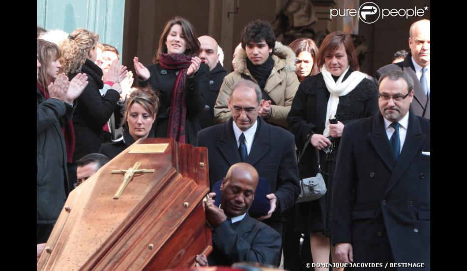 Lola et Renato, petits-enfants d'Annie, Giulia sa fille, quittant l'église Saint-Roch à Paris où se sont déroulées les obsèques d'Annie Girardot le 4 mars 2011