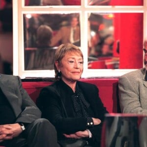 Annie Girardot entourée de Claude Rich et Jean-Paul Belmondo en 1999 sur le plateau de Vivement dimanche