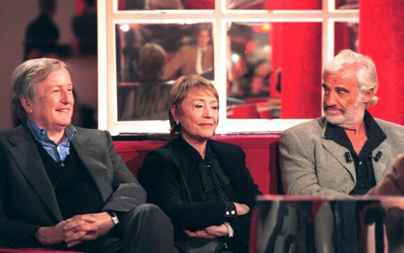 Annie Girardot entourée de Claude Rich et Jean-Paul Belmondo en 1999 sur le plateau de Vivement dimanche