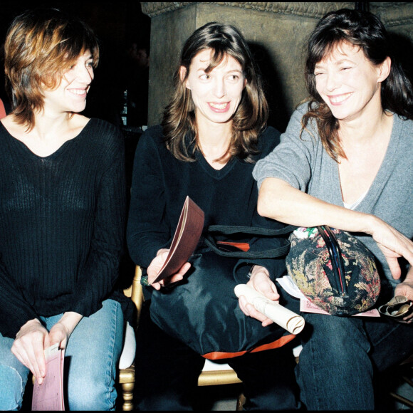 Charlotte Gainsbourg, Kate Barry et Jane Birkin au défilé John Galliano à Paris.