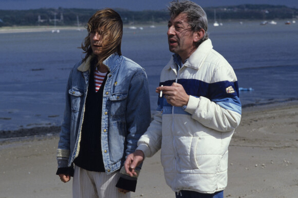 Archives - En France, le chanteur Renaud au Touquet, lors du tournage du vidéo clip "Morgane de toi" réalisé par Serge Gainsbourg en juin 1984.
