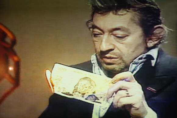 Archives - Serge Gainsbourg brûle un billet de 500 francs en direct dans l'émission "7 sur 7", en 1984.