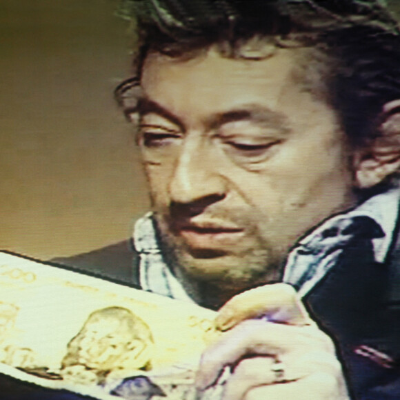Archives - Serge Gainsbourg brûle un billet de 500 francs en direct dans l'émission "7 sur 7", en 1984.