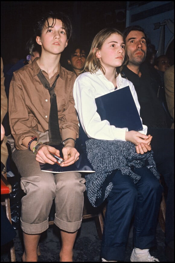 Archives - Charlotte Gainsbourg, Lola Doillon et Jacques Doillon au défilé de Kate Barry. Paris. 1985.