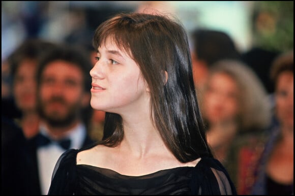 Archives - Charlotte Gainsbourg présente "Le soleil même la nuit" au Festival de Cannes. 1990.