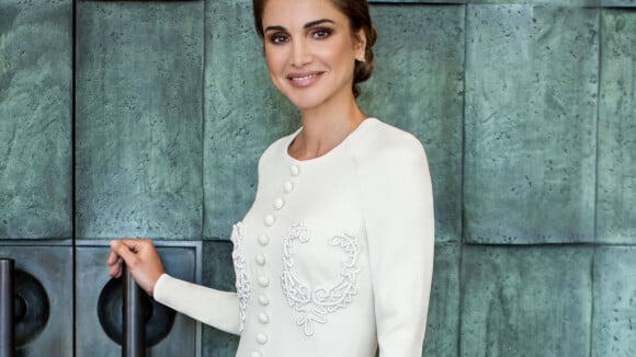 Rania de Jordanie zippée et ceinturée : la reine modernise son look de working mom