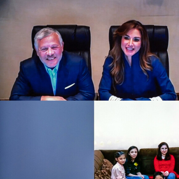 Le roi Abdallah II de Jordanie et la reine Rania lors d'une visioconférence avec des enfants orphelins de Dar Al Hanan à Irbid le 3 mai 2020