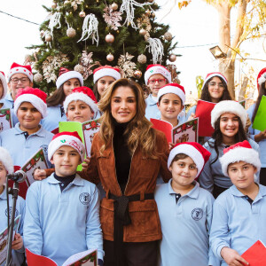 La reine Rania de Jordanie assiste aux festivités de Noël à Fuheis près d'Amman, le 18 décembre 2019.