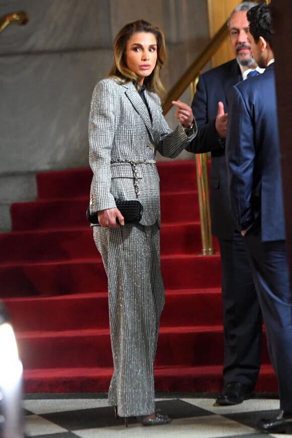 Le roi Abdallah II de Jordanie et la reine Rania al-Yassin à la sortie de l'hôtel The Plaza accompagnés de leur fils le prince Hussein ben Abdallah à New York, le 21 novembre 2019