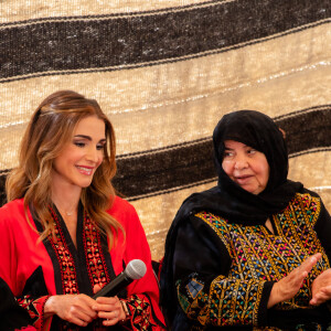 La reine Rania de Jordanie rend visite à des femmes des provinces voisines d'Amman en Jordanie le 16 septembre 2019.