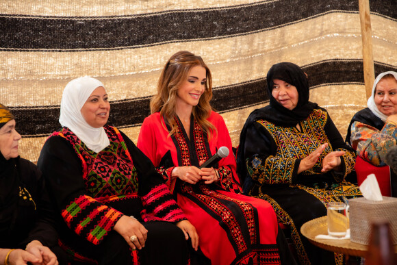 La reine Rania de Jordanie rend visite à des femmes des provinces voisines d'Amman en Jordanie le 16 septembre 2019.