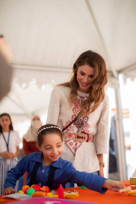 La reine Rania de Jordanie visite une école à Al Dulayl en Jordanie le 4 septembre 2019.