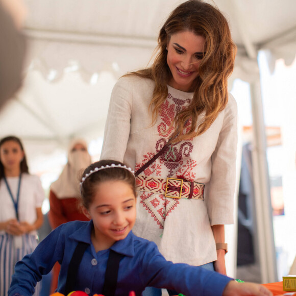 La reine Rania de Jordanie visite une école à Al Dulayl en Jordanie le 4 septembre 2019.