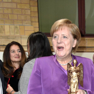 La reine Rania de Jordanie a remis le "Golden Victoria Honorary for political leadership" à la chancelière allemande Angela Merkel lors de la soirée Publisher's Night de l'Association des éditeurs allemands de magazines à Berlin, Allemagne, le 5 novembre 2018.