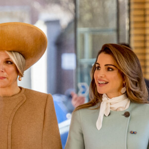 La reine Rania de Jordanie et la reine Maxima des Pays-Bas à leur arrivée au Musée de la Ville à La Haye. Le 20 mars 2018