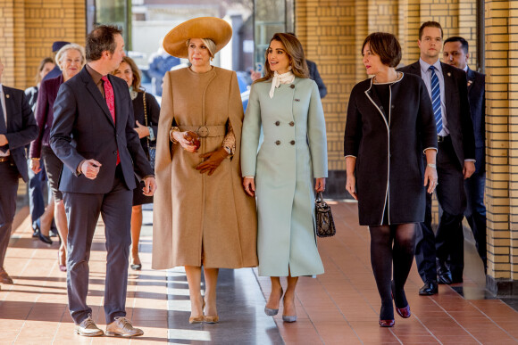 La reine Rania de Jordanie et la reine Maxima des Pays-Bas à leur arrivée au Musée de la Ville à La Haye. Le 20 mars 2018