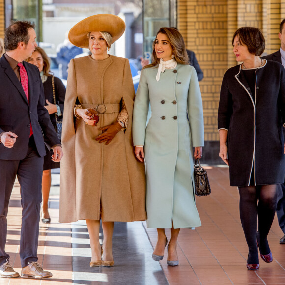La reine Rania de Jordanie et la reine Maxima des Pays-Bas à leur arrivée au Musée de la Ville à La Haye. Le 20 mars 2018