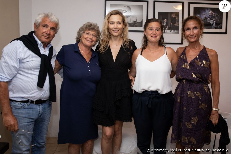 Exclusif - Michel Boujenah, Jacqueline Franjou, Caroline Vigneaux, Elodie Poux et Coline Berry après la représentation des one-woman-show "Caroline Vigneaux croque la pomme" et "Elodie Poux - Le Syndrome Du Playmobil" lors du Festival de Ramatuelle, France, le 8 août 2019. © Cyril Bruneau/Festival de Ramatuelle/Bestimage
