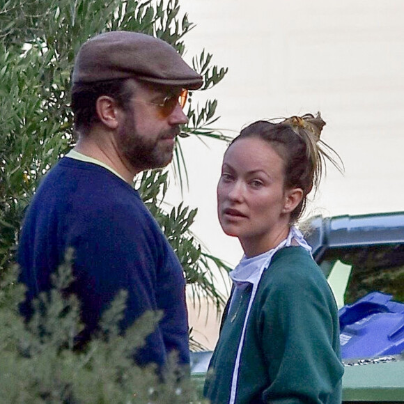 Exclusif - Olivia Wilde et son compagnon Jason Sudeikis se promènent dans la soirée à Los Angeles, le 24 juin 2020. 