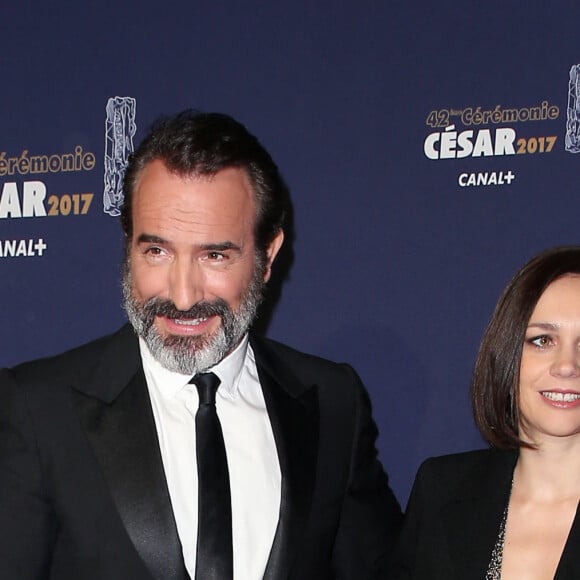 Jean Dujardin et sa compagne Nathalie Péchalat posent lors du photocall de la 42ème cérémonie des Cesar à la salle Pleyel à Paris, le 24 février 2017. © Dominique Jacovides - Olivier Borde / Bestimage 