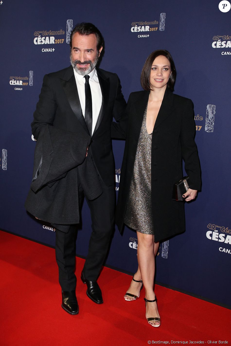 Jean Dujardin et sa compagne Nathalie Péchalat posent lors du photocall de la 42ème cérémonie des Cesar à la salle Pleyel à Paris, le 24 février 2017. © Dominique Jacovides - Olivier Borde / Bestimage
