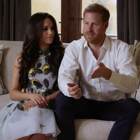 Le prince Harry et Meghan Markle (Robe Oscar de la Renta), duc et duchesse de Sussex, font leur première apparition en podcast sur Spotify depuis l'annonce de la deuxième grossesse de Meghan le 22 février 2021.