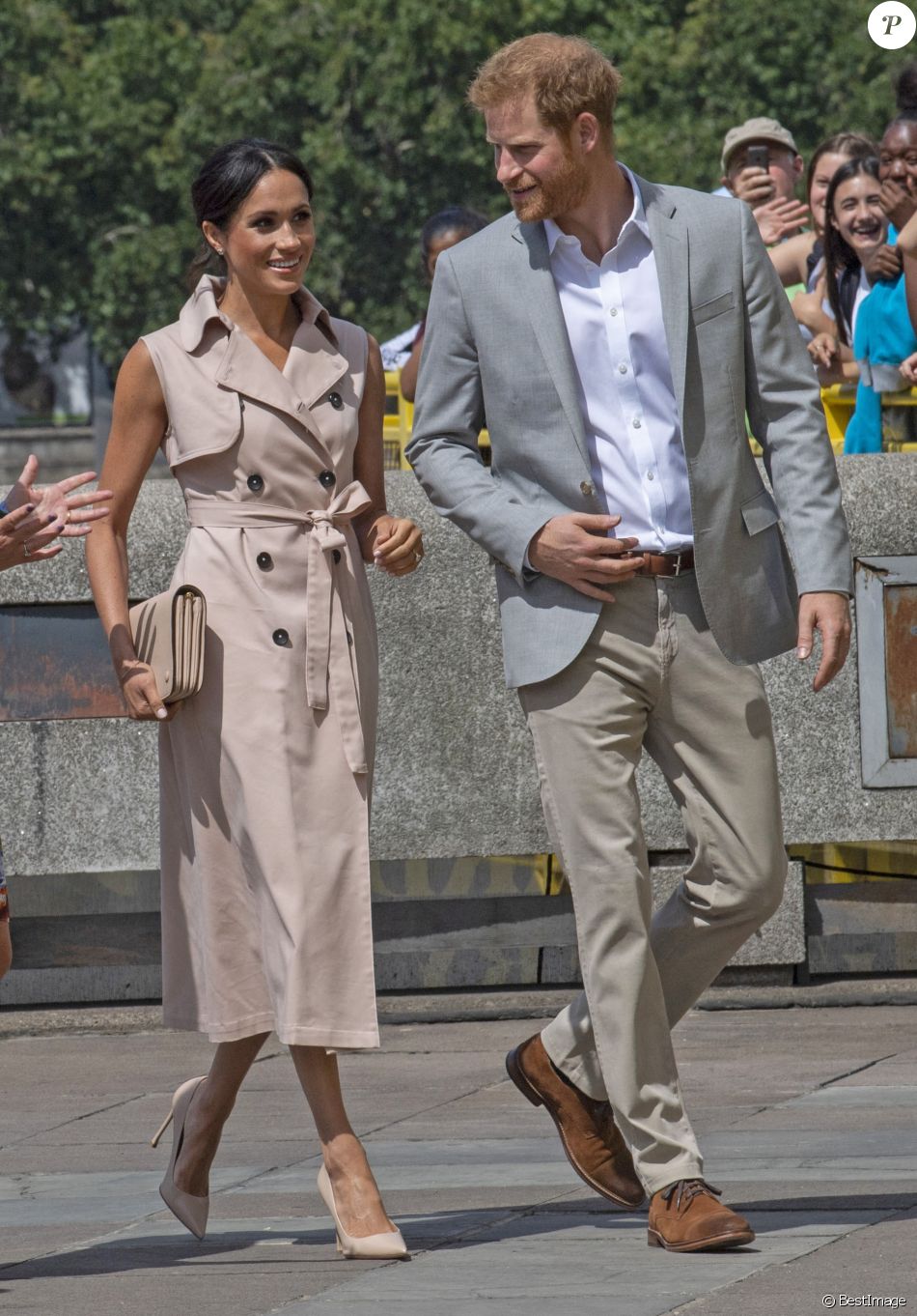 Le prince Harry, duc de Sussex et Meghan Markle, duchesse de Sussex lors de leur visite de l'exposition commémorative de la naissance de Nelson Mandela au centre Southbank à Londres le 17 juillet 2018