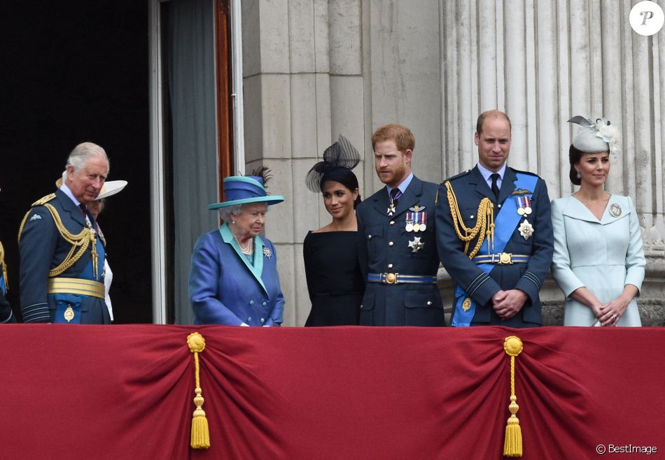 Le prince Charles, la reine Elisabeth II d'Angleterre, Meghan Markle, duchesse de Sussex (habillée en Dior Haute Couture par Maria Grazia Chiuri), le prince Harry, duc de Sussex, le prince William, duc de Cambridge, Kate Catherine Middleton, duchesse de Cambridge - La famille royale d'Angleterre lors de la parade aérienne de la RAF pour le centième anniversaire au palais de Buckingham à Londres. Le 10 juillet 2018