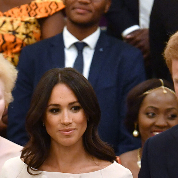 Le prince Harry, duc de Sussex, Meghan Markle, duchesse de Sussex, la reine Elisabeth II d'Angleterre - Personnalités à la cérémonie "Queen's Young Leaders Awards" au palais de Buckingham à Londres le 26 juin 2018.