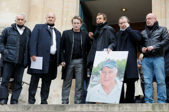 Alain Terzian, guest, Benoit Magimel, guest, Daniel Russo et guest - Sorties de la messe hommage à Rémy Julienne en l'église Saint-Roch à Paris le 5 mars 2021.