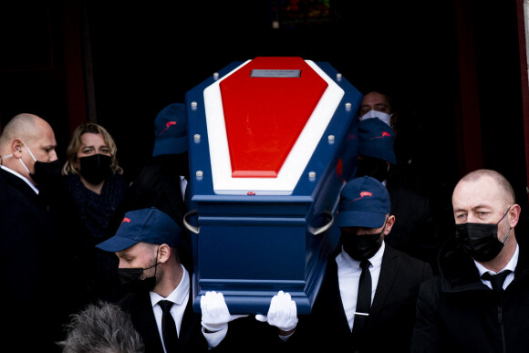 Sortie du Cercueil de Rémy Julienne dans l'Eglise - Le célèbre cascadeur Rémy Julienne, mort le 21 janvier des suites du Covid-19 à l'âge de 90 ans, est inhumé à l'Église Saint-Loup de Cepoy (Loiret), devant plus d'une centaine de personnes le 29 Janvier 2021. © JB Autissier / Panoramic / Bestimage