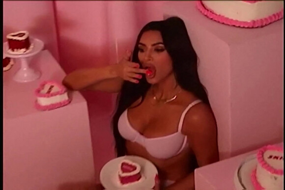 Kim Kardashian pose pour la nouvelle campagne Saint-Valentin de la marque de K.Kardashian "Skims", le 12 février 2021.