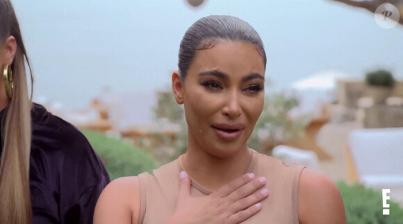 Kim Kardashian, émue dans "L'Incroyable Famille Kardashian" quand sa soeur Khloe évoque son désir d'avoir un autre enfant. Le 18 mars 2021.
