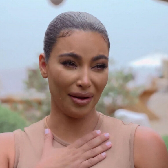 Kim Kardashian, émue dans "L'Incroyable Famille Kardashian" quand sa soeur Khloe évoque son désir d'avoir un autre enfant. Le 18 mars 2021.