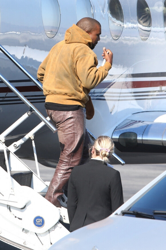 Exclusif - Première apparition de Kanye West, depuis l'annonce de son divorce avec Kim Kardashian, à l'aéroport Van Nuys à Los Angeles, le 24 janvier 2021.