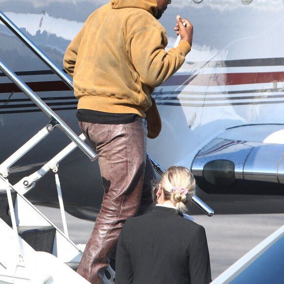 Exclusif - Première apparition de Kanye West, depuis l'annonce de son divorce avec Kim Kardashian, à l'aéroport Van Nuys à Los Angeles, le 24 janvier 2021.
