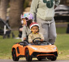 Exclusif - Chicago et Psalm West, les enfants de Kim Kardashian, roulent avec leur cousine Dream dans une Lamborghini miniature à Holmby Park, Los Angeles. Le 7 janvier 2021.