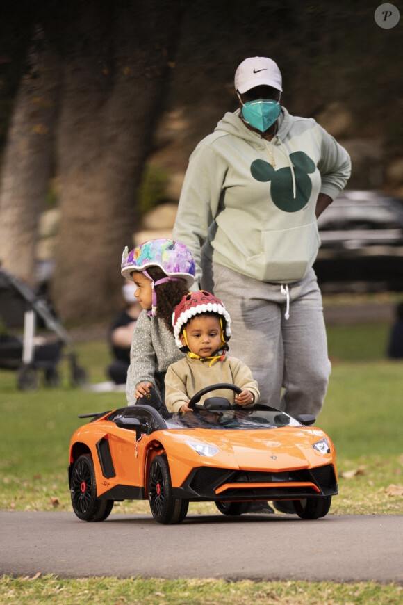 Exclusif - Chicago et Psalm West, les enfants de Kim Kardashian, roulent avec leur cousine Dream dans une Lamborghini miniature à Holmby Park, Los Angeles. Le 7 janvier 2021.