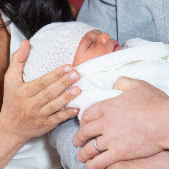 Le prince Harry et Meghan Markle, duc et duchesse de Sussex, présentent leur fils Archie dans le hall St George au château de Windsor le 8 mai 2019. 