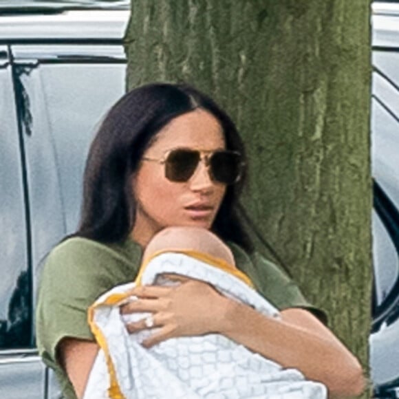 Meghan Markle, duchesse de Sussex et son fils Archie Harrison Mountbatten-Windsor lors d'un match de polo de bienfaisance King Power Royal Charity Polo Day à Wokinghan, comté de Berkshire, Royaume Uni, le 10 juillet 2019. 