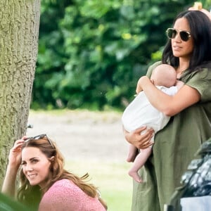 Meghan Markle, duchesse de Sussex, son fils Archie Harrison Mountbatten-Windsor et Catherine (Kate) Middleton, duchesse de Cambridge lors d'un match de polo de bienfaisance King Power Royal Charity Polo Day à Wokinghan, comté de Berkshire, Royaume Uni, le 10 juillet 2019. 