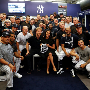 Le prince Harry, duc de Sussex, et Meghan Markle, duchesse de Sussex vont saluer les équipes de baseball "Boston Red Sox" et "New York Yankees" dans leurs vestiaires dans le cadre des Invictus Games 2019 au London Stadium. En cette occasion, le couple royal a reçu en cadeau pour leur fils Archie, un maillot floqué "Archie", de la part de chaque équipe, avant de rejoindre les tribunes pour assister au match. Londres, le 29 juin 2019. 