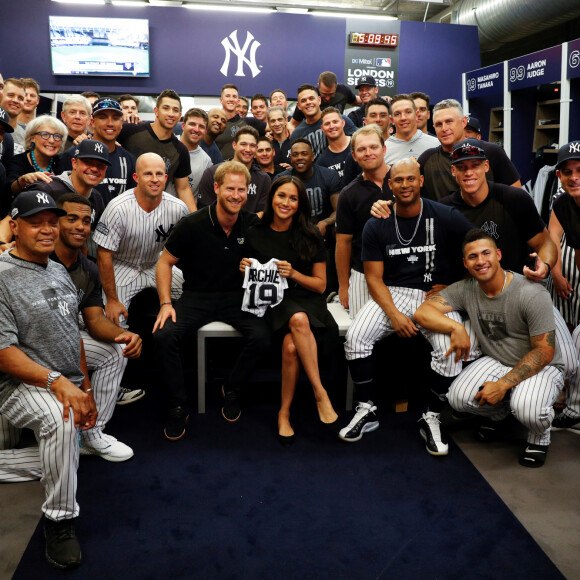 Le prince Harry, duc de Sussex, et Meghan Markle, duchesse de Sussex vont saluer les équipes de baseball "Boston Red Sox" et "New York Yankees" dans leurs vestiaires dans le cadre des Invictus Games 2019 au London Stadium. En cette occasion, le couple royal a reçu en cadeau pour leur fils Archie, un maillot floqué "Archie", de la part de chaque équipe, avant de rejoindre les tribunes pour assister au match. Londres, le 29 juin 2019. 